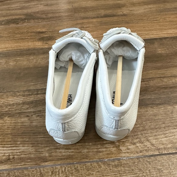 Minnetonka white thunderbird moccasins 7 - Picture 8 of 9